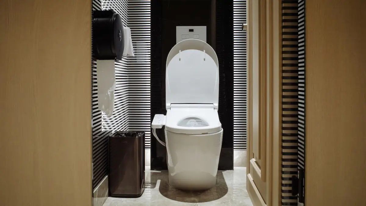 Was man auf keinen Fall in der Toilette entsorgen darf: Häufiger Fehler führt zu massiven Folgen