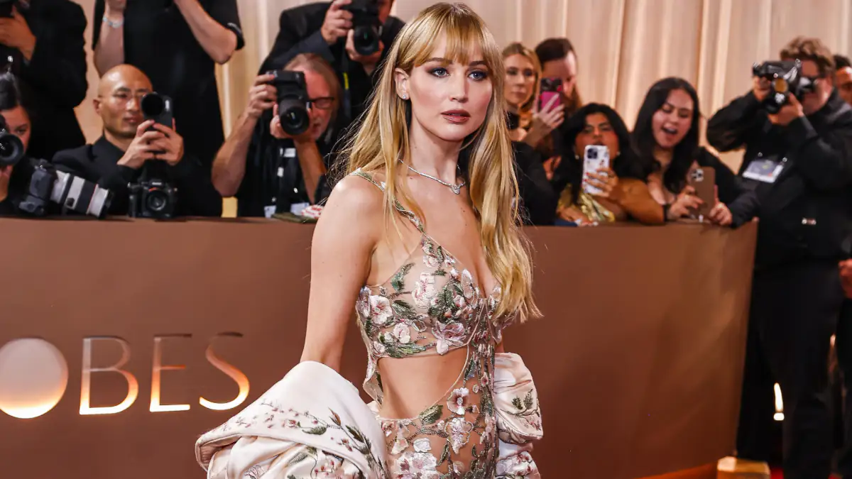 "Gewagter Auftritt": Fans verteidigen Jennifer Lawrence für ihr Kleid bei den Golden Globes