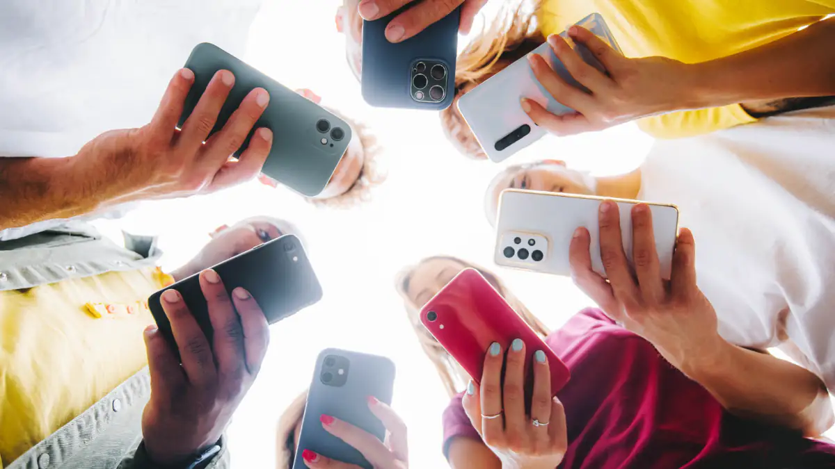 "Aura Farming", "Challenges" und Co: Immer mehr Politiker fordern Altersgrenze für Social Media