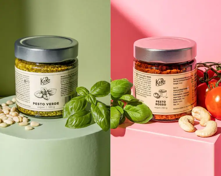 Zwei Pesto-Gläser von KoRo: Links grün, rechts rot