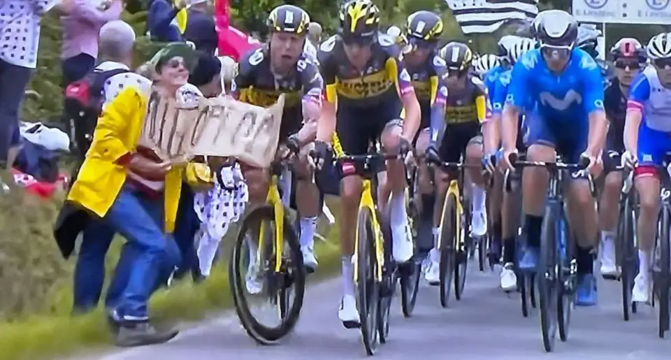 Frau löst Massen-Crash bei Tour de France aus