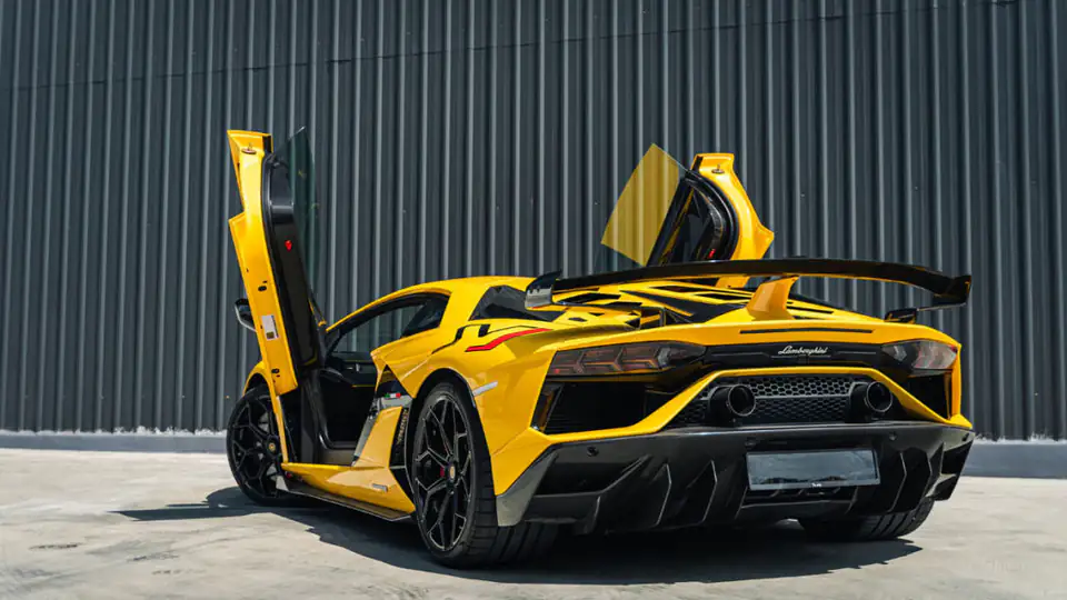 Ein gelber Lamborghini Aventador SVJ mit Flügeltüren