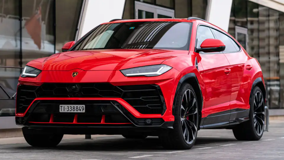Ein Lamborghini Urus (SUV) in der Farbe Rot